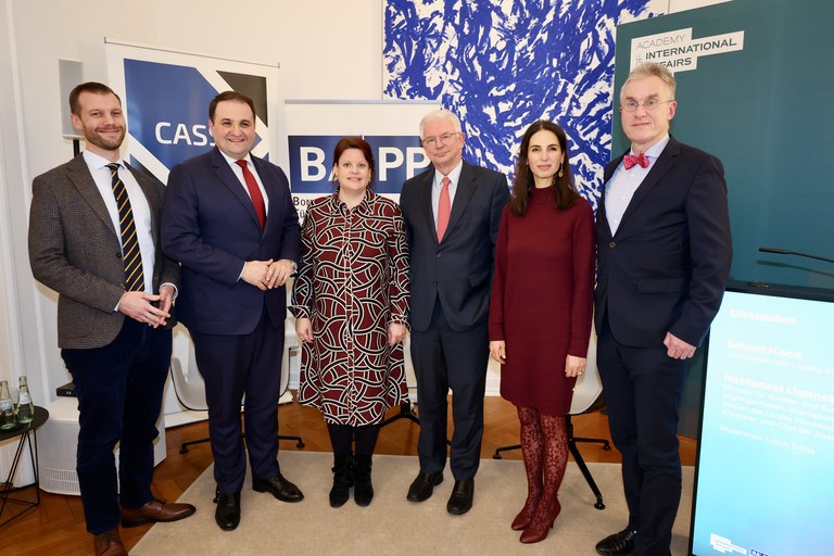 Prof. Dr. Stefan Brüggemann (links), Nathanael Liminski, Prof. Dr. Birgit Münch, Prof. Dr. Roland Koch, Dr, Mayssoun Zein Al Din, Prof. Dr. Ulrich Schlie