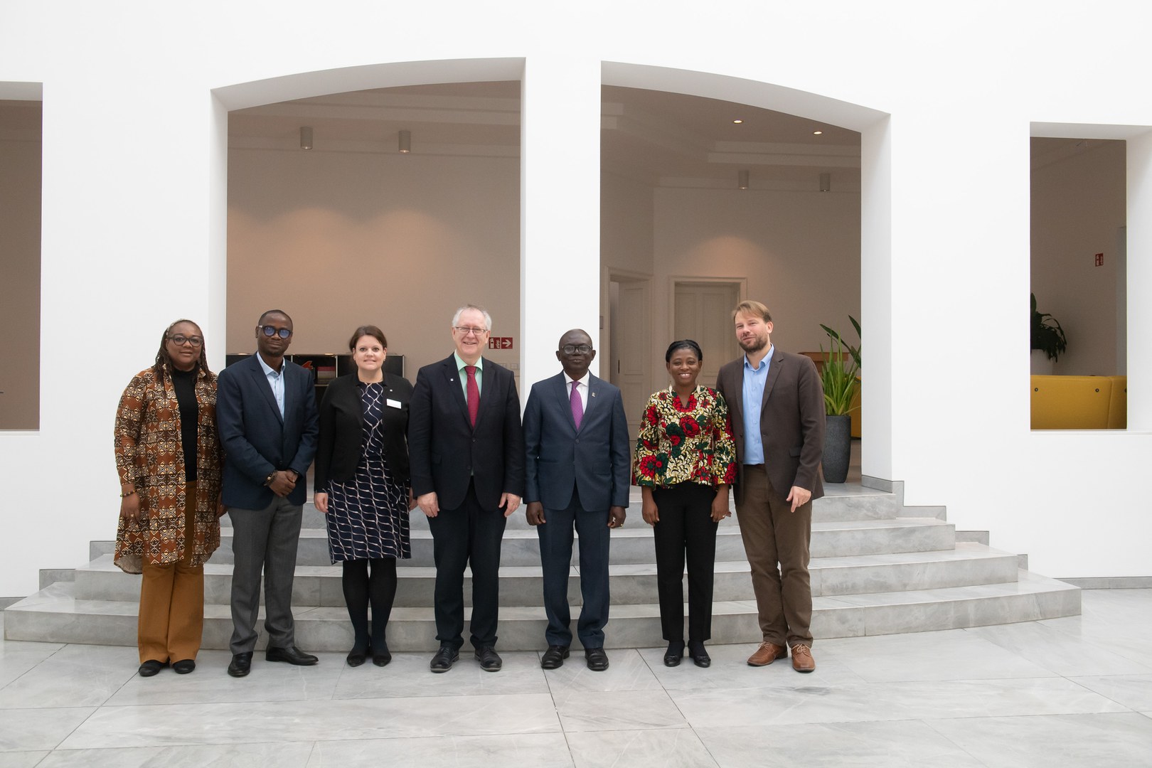 Die Delegation der strategischen Partneruniversität Ghana war zu Gast in Bonn. - V.l.n.r.: Pascaline Songsore, Prof. Eric Osei-Assibey, Prorektorin Birgit Ulrike Münch, Rektor Michael Hoch, Prof. Felix Ankomah Asante, Prof. Mary Setrana, Jun.-Prof. Maximilian Mayer