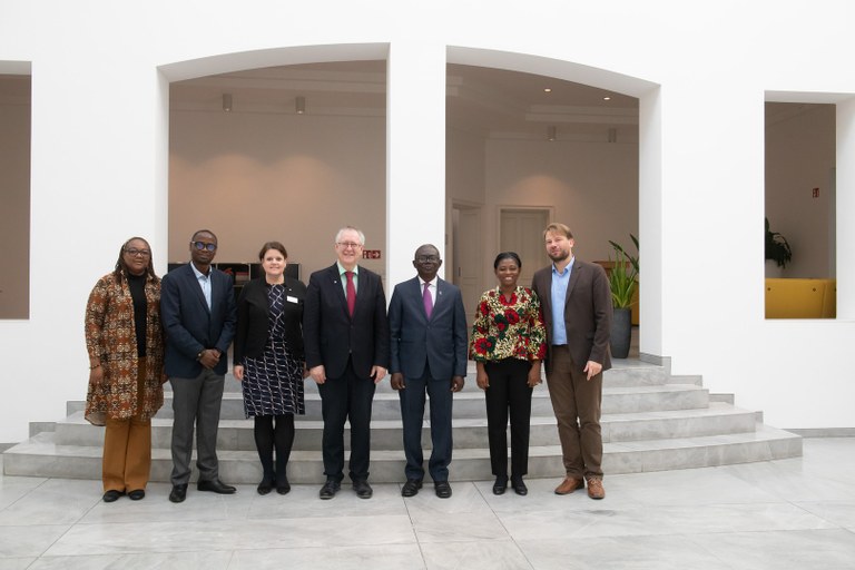 The delegation from the strategic partner university Ghana visited Bonn. - From left to right: Pascaline Songsore, Prof. Eric Osei-Assibey, Vice-Rector Birgit Ulrike Münch, Rector Michael Hoch, Prof. Felix Ankomah Asante, Prof. Mary Setrana, Junior Prof. Maximilian Mayer